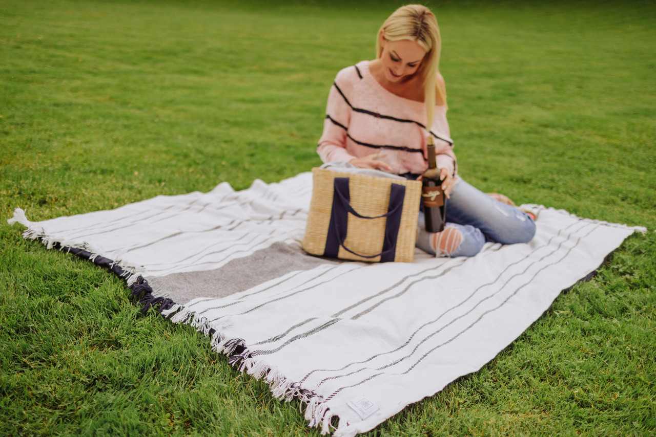 Montecito Picnic Blanket with Harness 3